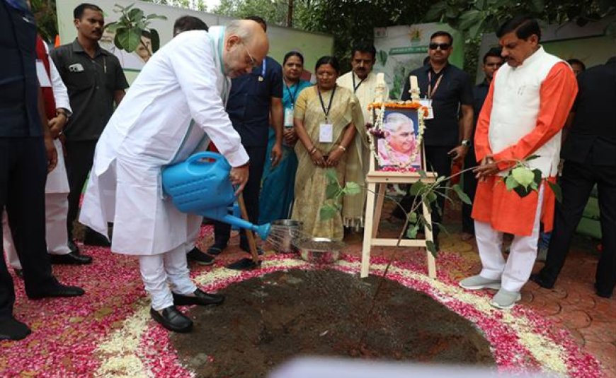 केंद्रीय गृह मंत्री श्री अमित शाह और मुख्यमंत्री डॉ. मोहन यादव ने इंदौर के पितरेश्वर हनुमान मंदिर में दर्शन-पूजन किया