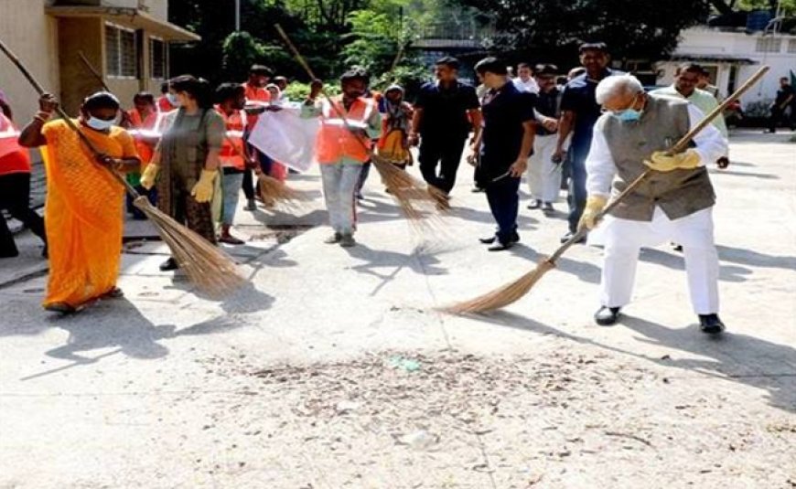 राज्यपाल श्री पटेल ने झाड़ू लगाकर दिया स्वच्छता का संदेश