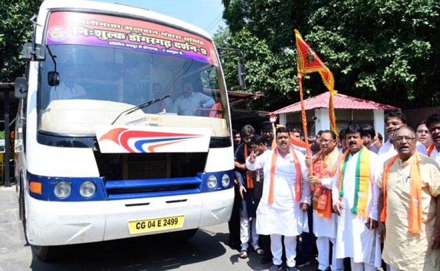 मुख्यमंत्री श्री विष्णु देव साय ने मां बम्लेश्वरी के दर्शन के लिए जा रहे श्रद्धालुओं की बस को झंडी दिखाकर किया रवाना