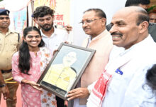 दिव्य कला मेला में मुख्यमंत्री श्री साय को पैरा शिल्प से निर्मित पोर्ट्रेट भेंट की गई