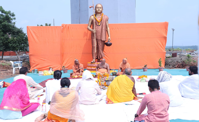 ओंकारेश्वर में ‘एकात्मता मूर्ति’ की स्थापना की पहली वर्षगांठ, रूद्राभिषेक, हवन, गुरूपूजन और वेदपाठ के साथ मनाया उत्सव ओंकारेश्वर में ‘एकात्मता मूर्ति’ की स्थापना की पहली वर्षगांठ, रूद्राभिषेक, हवन, गुरूपूजन और वेदपाठ के साथ मनाया उत्सव