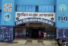 मरीज के परिजन से अस्पताल में सफाई कराने का मामला