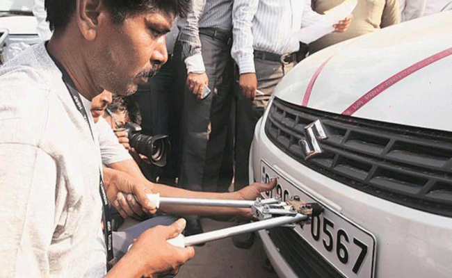 वाहनों में एचएसआरपी नंबर प्लेट हुआ अनिवार्य वाहनों में एचएसआरपी नंबर प्लेट हुआ अनिवार्य