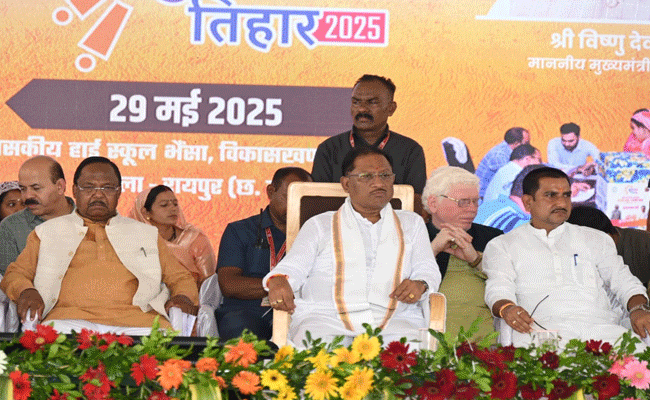 मुख्यमंत्री श्री विष्णु देव साय ने सुशासन तिहार के अवसर पर आज रायपुर जिले के आरंग विकासखंड के ग्राम भैंसा में आयोजित समाधान शिविर में क्षेत्र के विकास के लिए कई घोषणाएं की मुख्यमंत्री श्री विष्णु देव साय ने सुशासन तिहार के अवसर पर आज रायपुर जिले के आरंग विकासखंड के ग्राम भैंसा में आयोजित समाधान शिविर में क्षेत्र के विकास के लिए कई घोषणाएं की