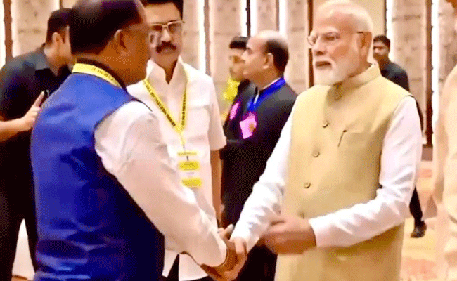 नीति आयोग की बैठक में दिखी आत्मीयता: जब प्रधानमंत्री श्री नरेंद्र मोदी ने मुख्यमंत्री श्री विष्णुदेव साय का थामा हाथ और कहा – छत्तीसगढ़ की बात अभी बाकी है नीति आयोग की बैठक में दिखी आत्मीयता: जब प्रधानमंत्री श्री नरेंद्र मोदी ने मुख्यमंत्री श्री विष्णुदेव साय का थामा हाथ और कहा – छत्तीसगढ़ की बात अभी बाकी है