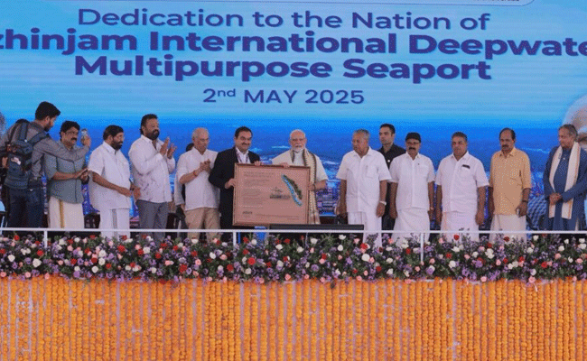 पीएम मोदी ने तिरुवनंतपुरम में बहुउद्देशीय बंदरगाह का किया उद्घाटन पीएम मोदी ने तिरुवनंतपुरम में बहुउद्देशीय बंदरगाह का किया उद्घाटन