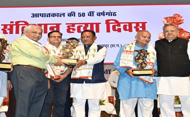लोकतंत्र को जीवित रखने एवं सशक्त करने के लिए जन-जागरूकता और सक्रिय भागीदारी अनिवार्य – मुख्यमंत्री श्री विष्णु देव साय लोकतंत्र को जीवित रखने एवं सशक्त करने के लिए जन-जागरूकता और सक्रिय भागीदारी अनिवार्य – मुख्यमंत्री श्री विष्णु देव साय