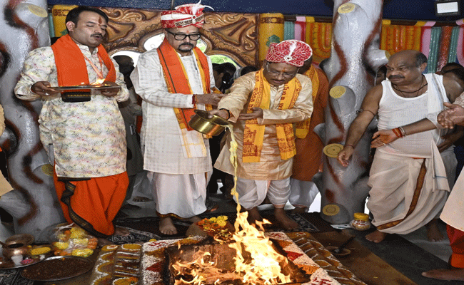 मुख्यमंत्री श्री विष्णु देव साय भगवान जगन्नाथ की रथ यात्रा में हुए शामिल : छेरापहरा की रस्म अदायगी कर मांगा प्रदेशवासियों के लिए आशीर्वाद मुख्यमंत्री श्री विष्णु देव साय भगवान जगन्नाथ की रथ यात्रा में हुए शामिल : छेरापहरा की रस्म अदायगी कर मांगा प्रदेशवासियों के लिए आशीर्वाद