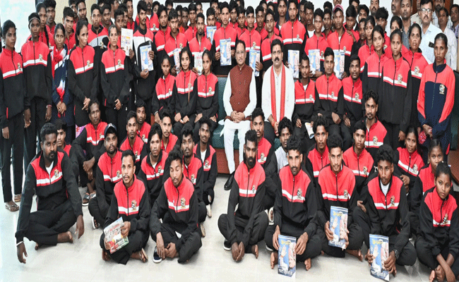 खूब पढ़ें और आगे बढ़ें, सरकार आपके साथ है- मुख्यमंत्री श्री साय खूब पढ़ें और आगे बढ़ें, सरकार आपके साथ है- मुख्यमंत्री श्री साय