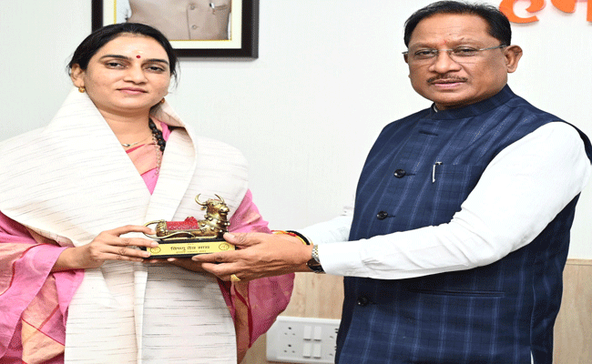 मुख्यमंत्री श्री विष्णु देव साय ने वॉटर वुमन शिप्रा पाठक का किया सम्मान