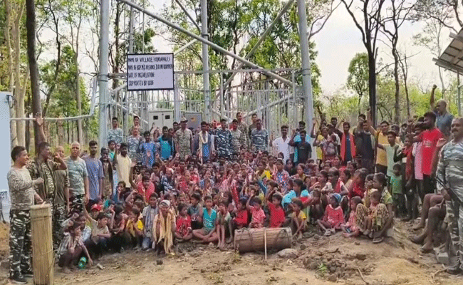 कोंडापल्ली में संचार क्रांति का नया सवेरा: मोबाइल नेटवर्क पहुंचते ही नाच उठे ग्रामीण कोंडापल्ली में संचार क्रांति का नया सवेरा: मोबाइल नेटवर्क पहुंचते ही नाच उठे ग्रामीण