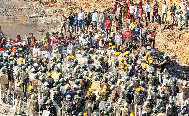 अंबिकापुर में पुलिस और ग्रामीणों के बीच हिंसक झड़प, 40 पुलिसकर्मी घायल, आंसू गैस के गोले छोड़े