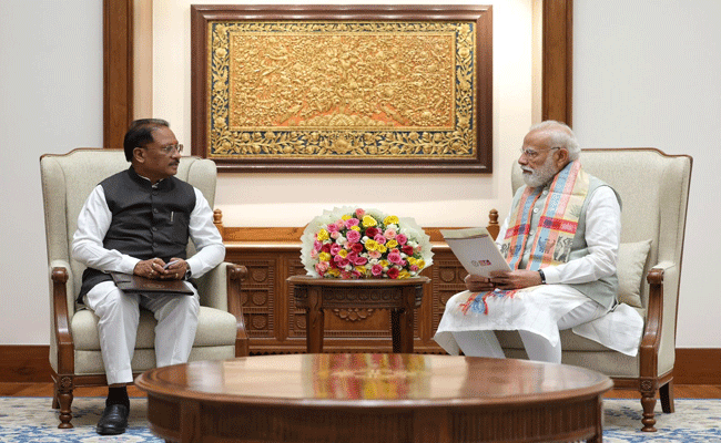 बस्तर 2.0 की शुरुआत: मुख्यमंत्री साय ने पीएम मोदी को दिया आमंत्रण, विकास का ब्लूप्रिंट सौंपा बस्तर 2.0 की शुरुआत: मुख्यमंत्री साय ने पीएम मोदी को दिया आमंत्रण, विकास का ब्लूप्रिंट सौंपा